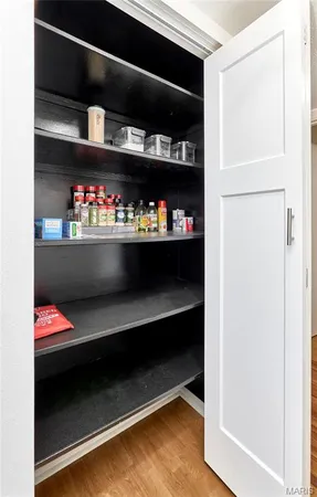$134,900 | 4392 Chateau De Ville Drive, Unit F, St. Louis, MO 63129