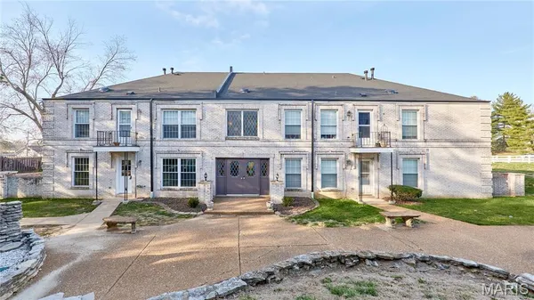 $134,900 | 4392 Chateau De Ville Drive, Unit F, St. Louis, MO 63129