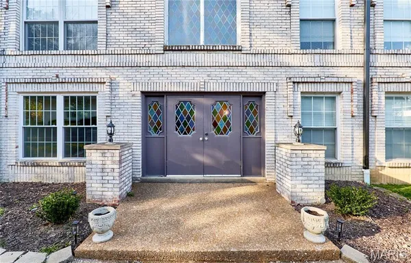 $134,900 | 4392 Chateau De Ville Drive, Unit F, St. Louis, MO 63129