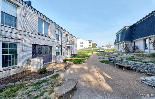 $134,900 | 4392 Chateau De Ville Drive, Unit F, St. Louis, MO 63129