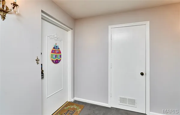 $134,900 | 4392 Chateau De Ville Drive, Unit F, St. Louis, MO 63129