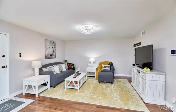 $134,900 | 4392 Chateau De Ville Drive, Unit F, St. Louis, MO 63129