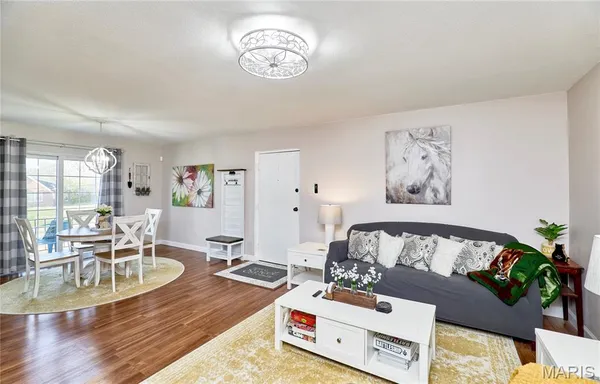 $134,900 | 4392 Chateau De Ville Drive, Unit F, St. Louis, MO 63129