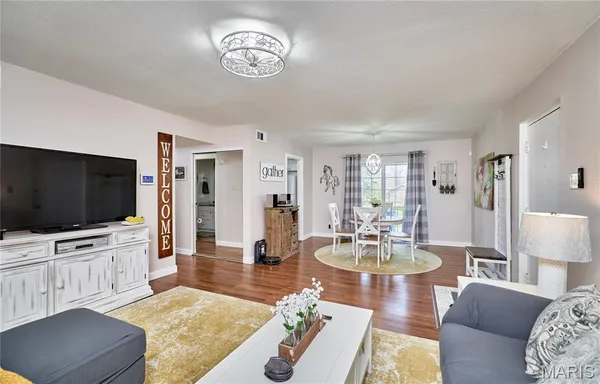 $134,900 | 4392 Chateau De Ville Drive, Unit F, St. Louis, MO 63129