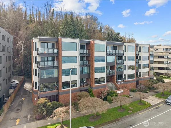 $729,000 | 1140 Alki Avenue Southwest, Unit 204, Seattle, WA 98116