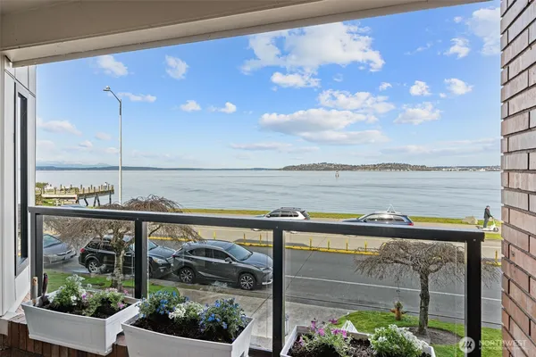 $729,000 | 1140 Alki Avenue Southwest, Unit 204, Seattle, WA 98116