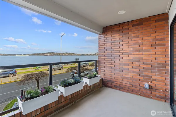 $729,000 | 1140 Alki Avenue Southwest, Unit 204, Seattle, WA 98116