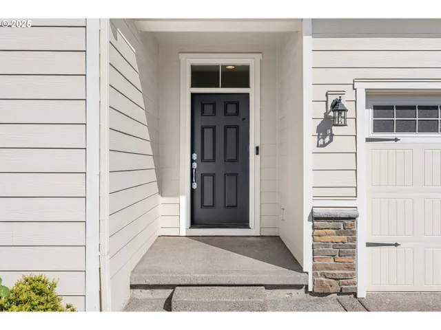 a black and white photo of a room