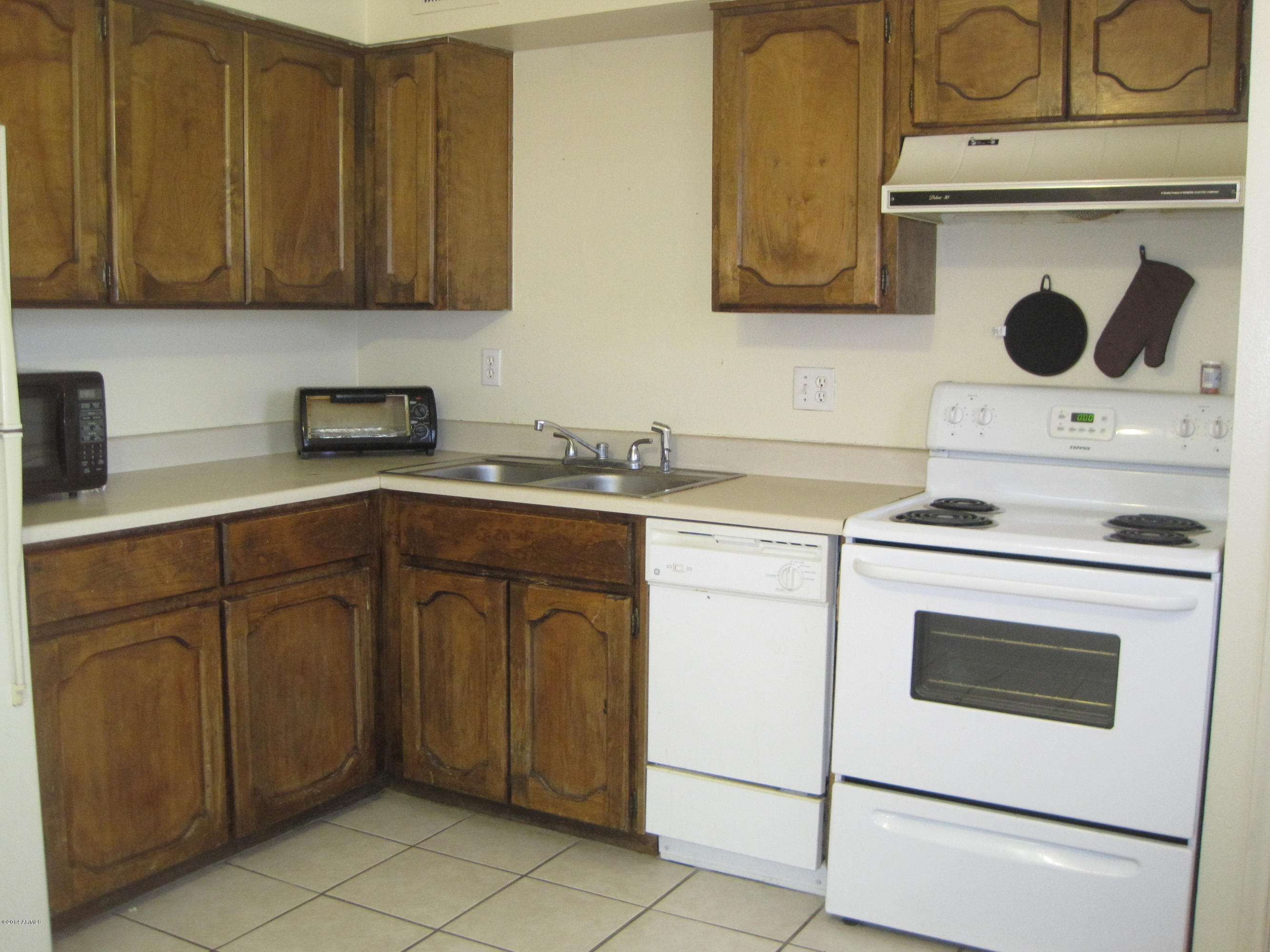 3031 South Rural Road, Unit 33 Tempe, AZ 85282 - Photo 2 of 10 Cozy Kitchen