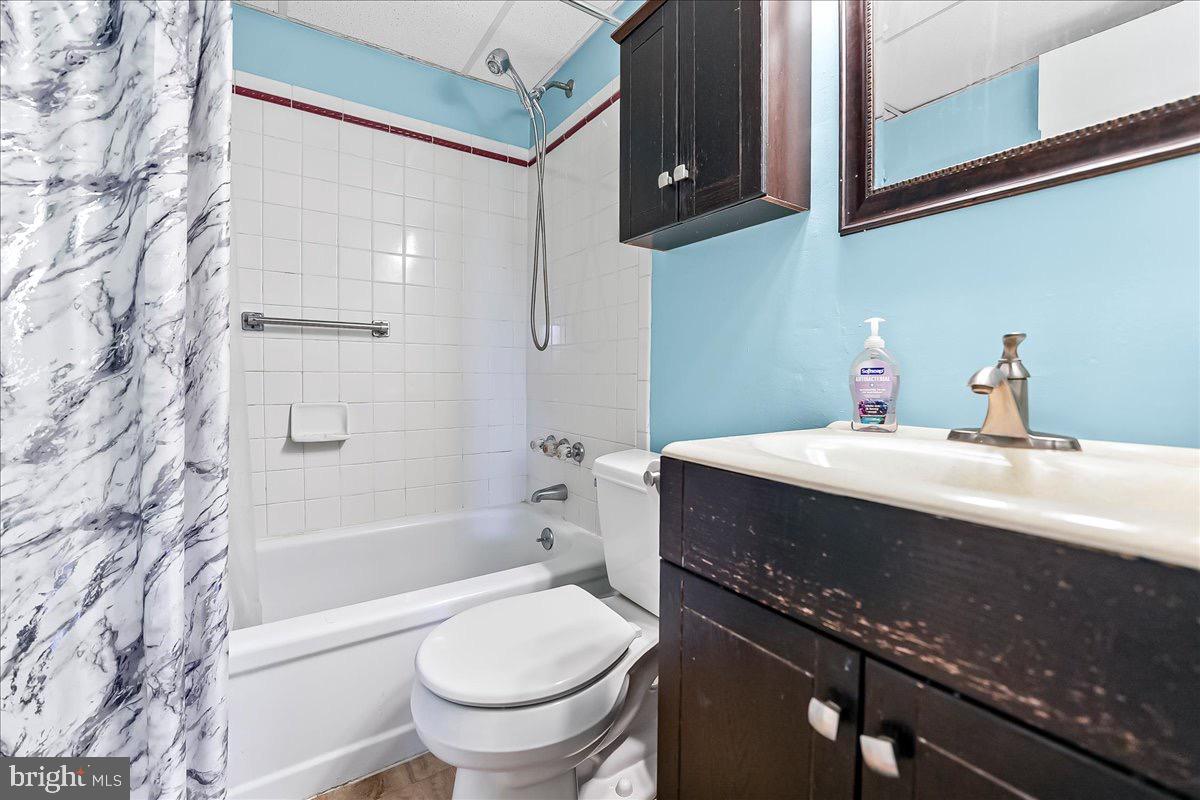 400 Glendale Road, Unit K52 Havertown, PA 19083 - Photo 16 of 17 a bathroom with a sink a toilet and a bathtub