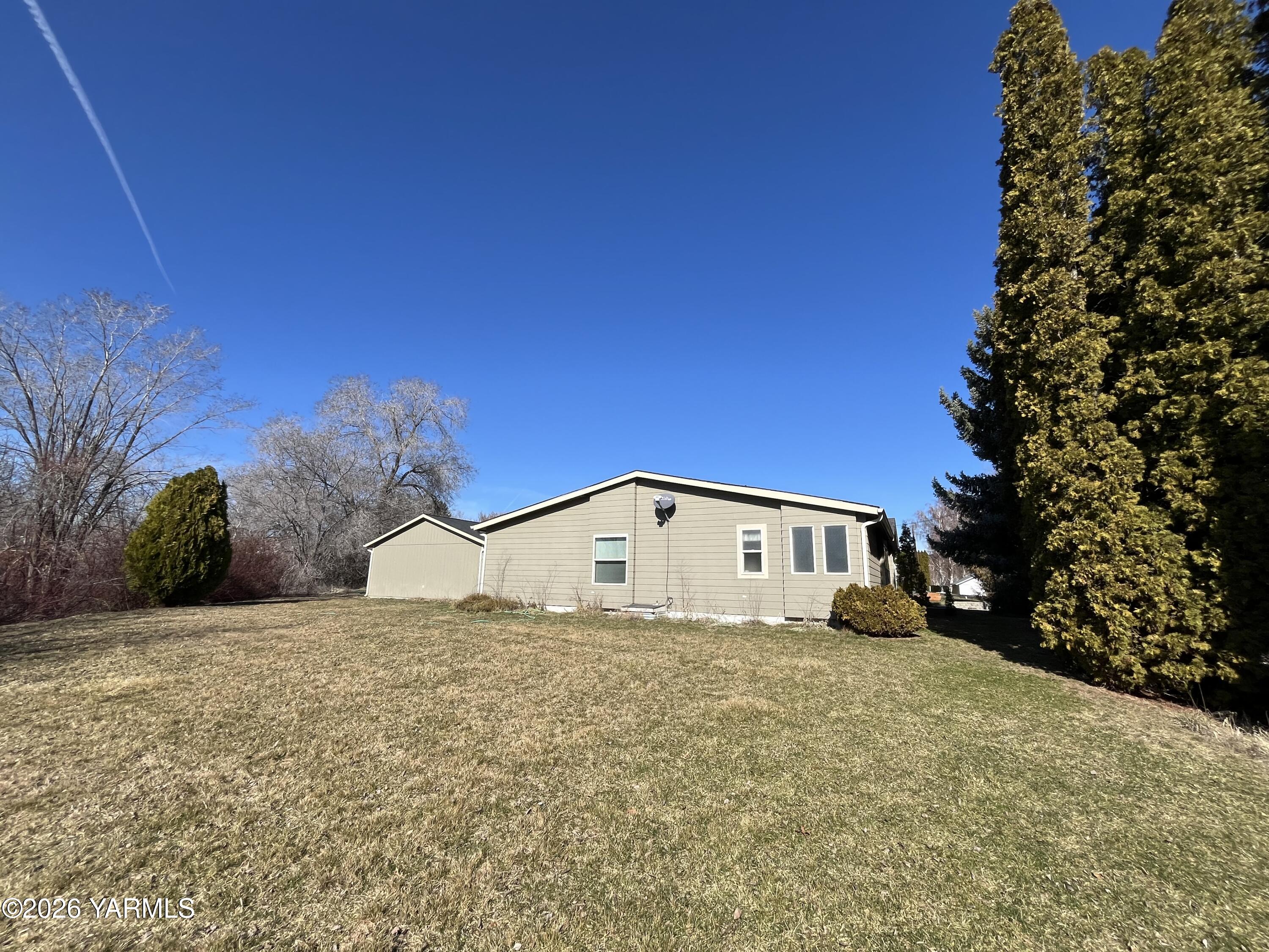 332 Parish Road Selah, WA 98942 - Photo 2 of 23 back of home