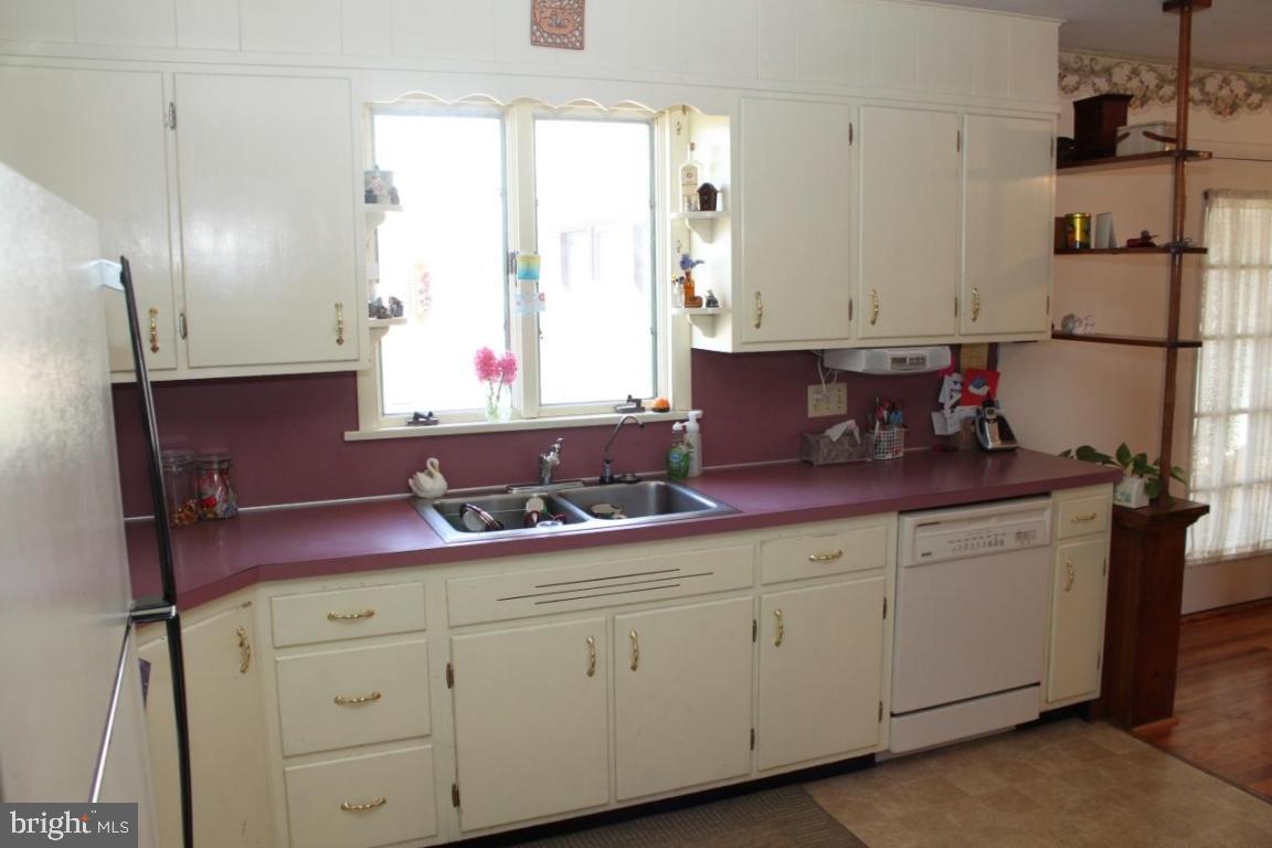 1046 Central Manor Road Lancaster, PA 17603 - Photo 4 of 25 Gallery Image 4