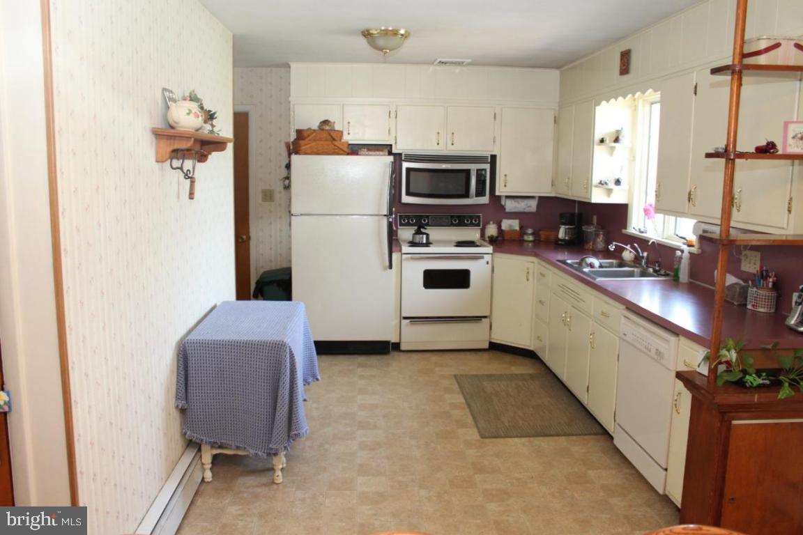 1046 Central Manor Road Lancaster, PA 17603 - Photo 5 of 25 Gallery Image 5
