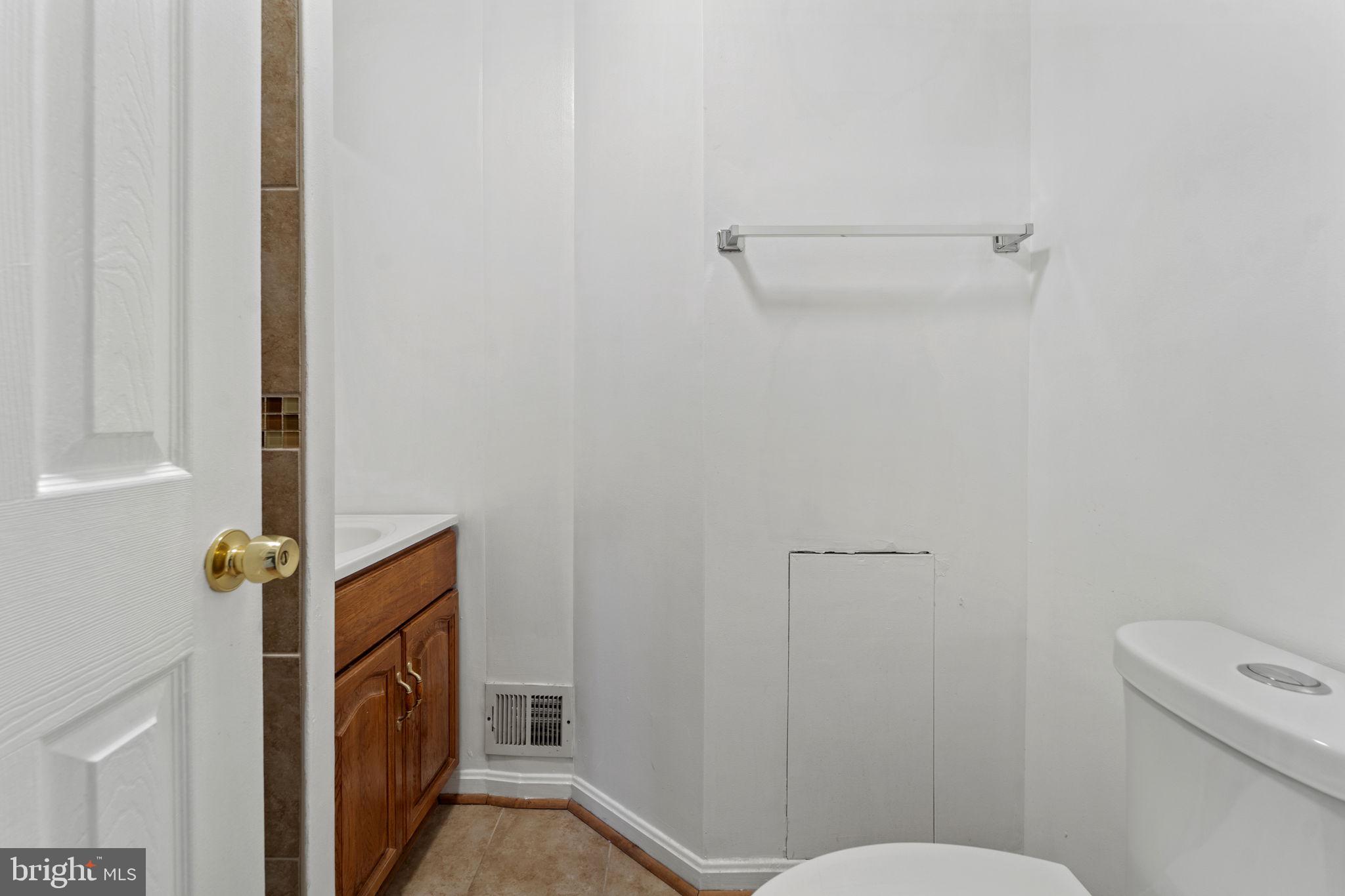 12118 Livingston Street Silver Spring, MD 20902 - Photo 15 of 42 Main level full bath