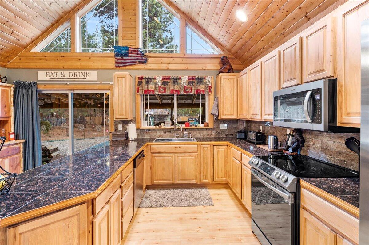 1735 Rector Road La Pine, OR 97739 - Photo 9 of 40 Granite Tile Counter and New Appliances