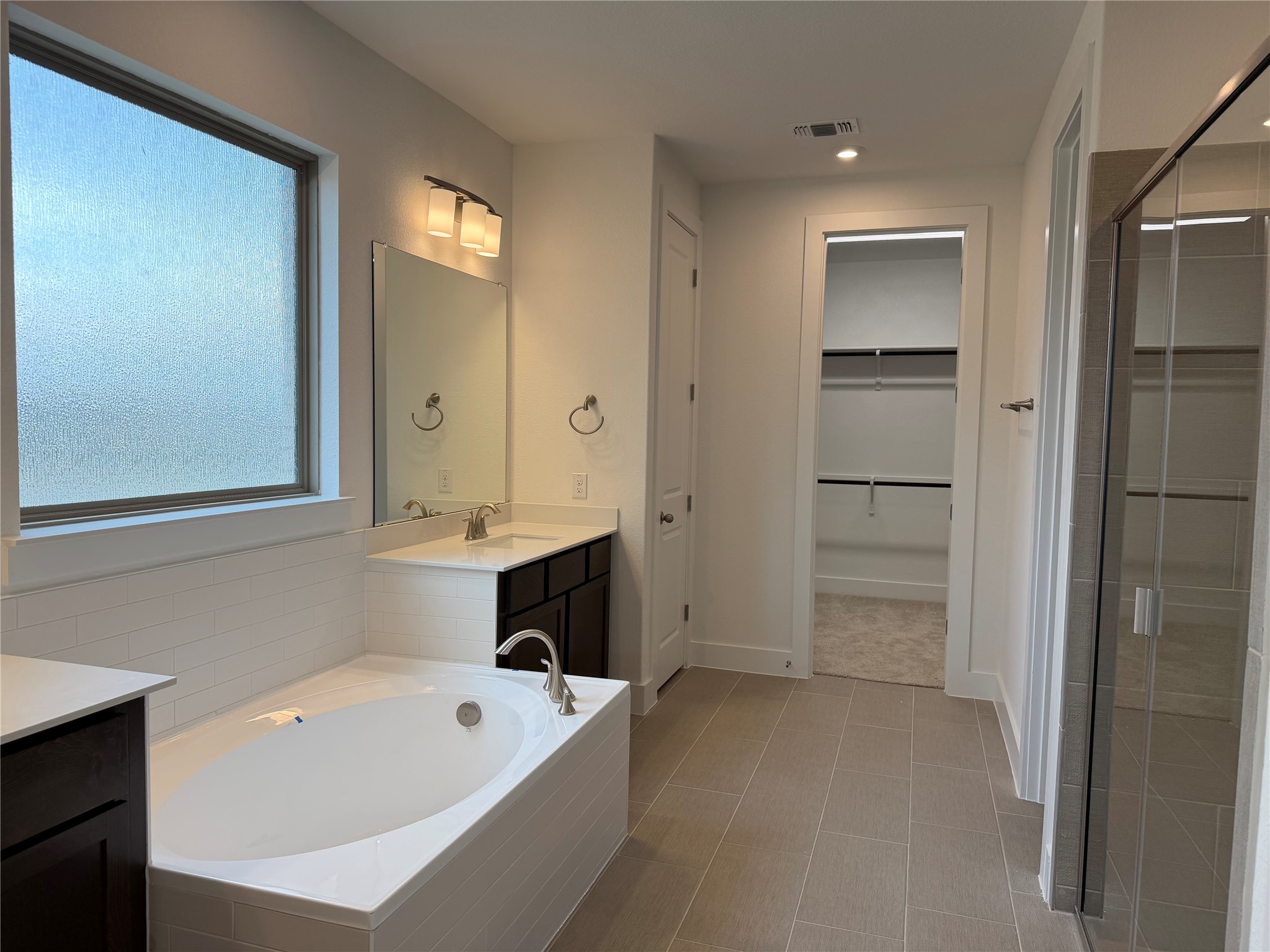 405 Texas Drive Georgetown, TX 78628 - Photo 5 of 18 Primary Bath retreat with dual vanities & garden tub