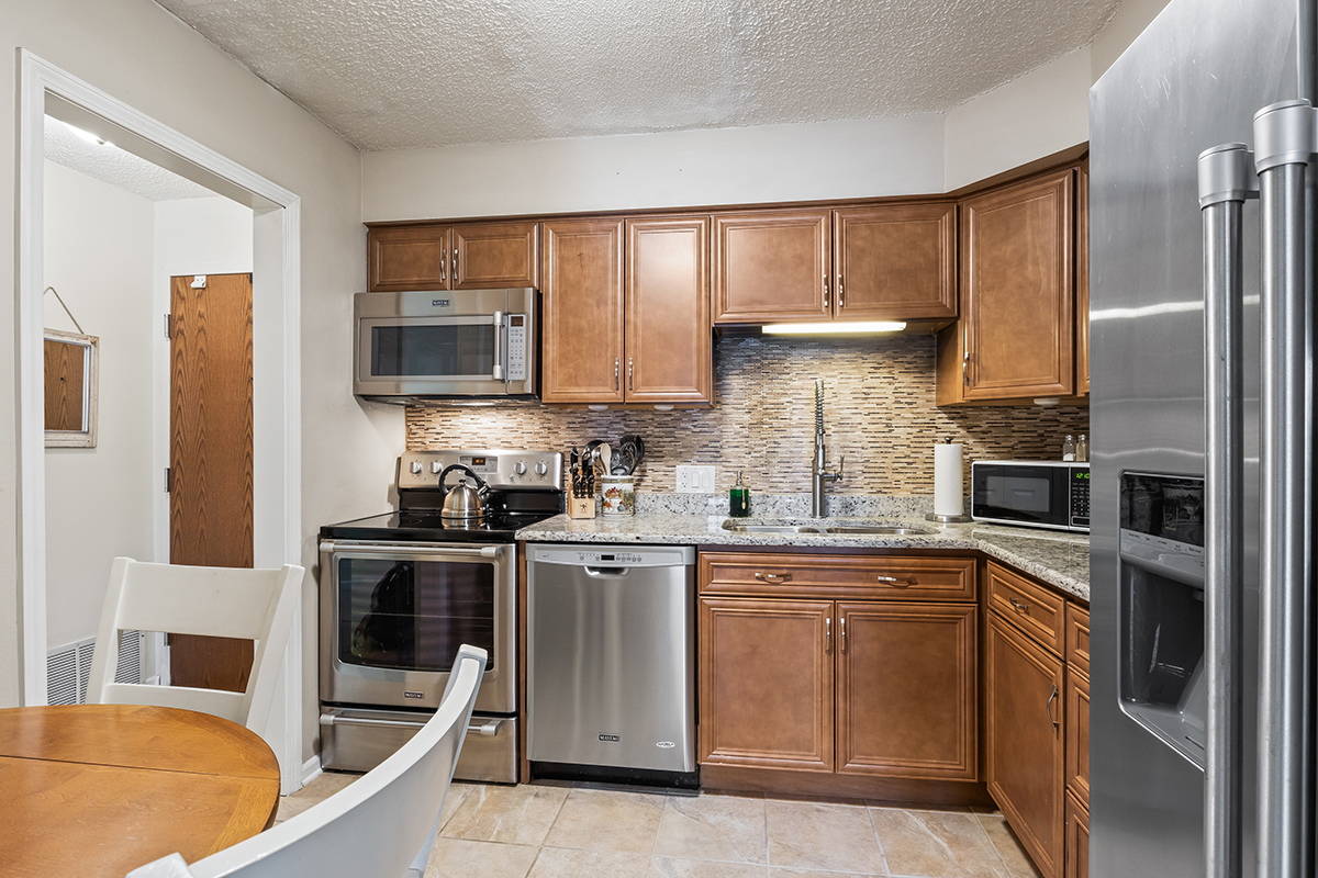 520 Biesterfield Road, Unit 213D Elk Grove Village, IL 60007 - Photo 7 of 26