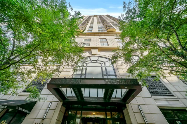 $1,550,000 | 10 East Delaware Place, Unit 18E, Chicago, IL 60611