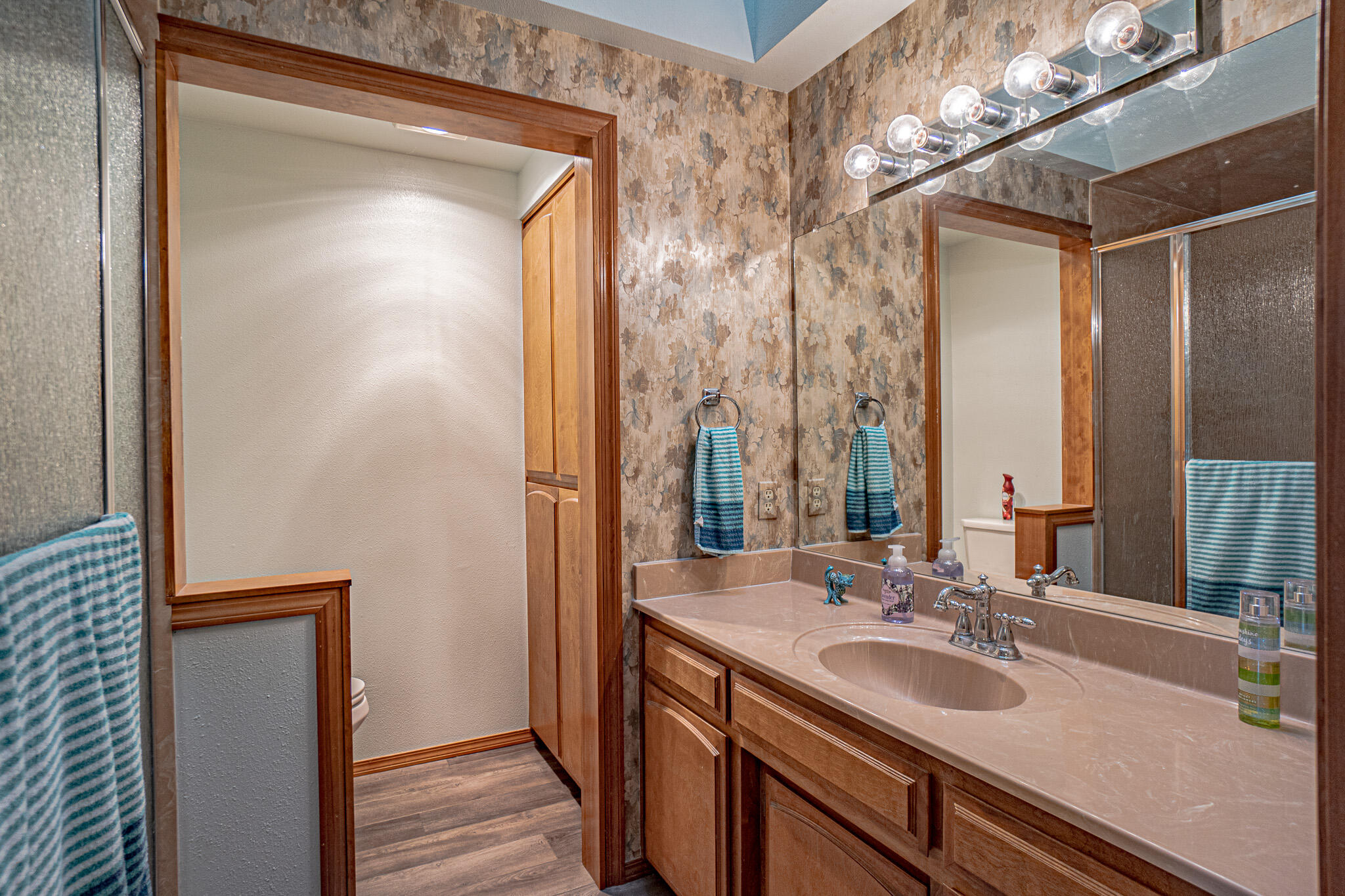 265 Brandon Street Central Point, OR 97502 - Photo 16 of 27 17 Hall Bathroom
