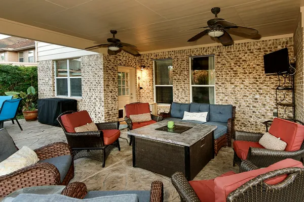 a view of livingroom with furniture and entryway