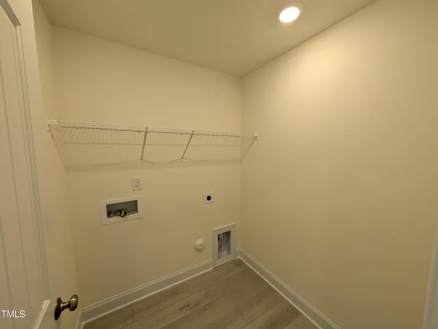 a view of empty room with window