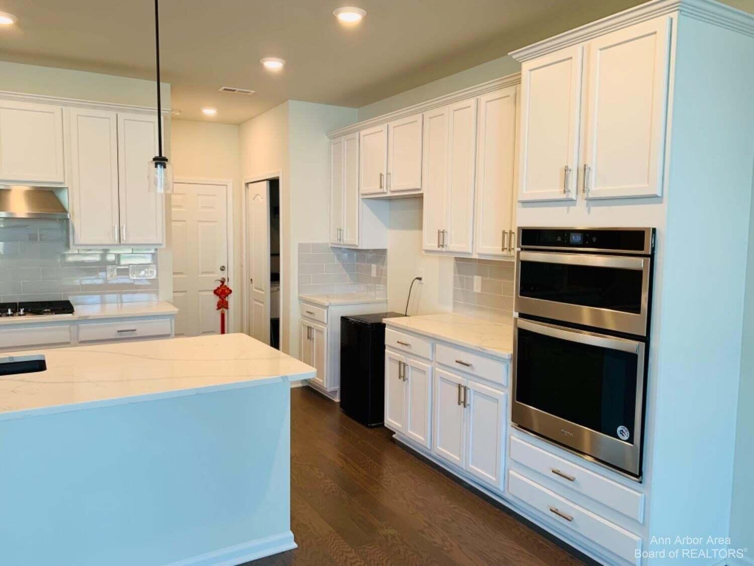 22478 Woodbridge Lane Novi, MI 48375 - Photo 4 of 30 2-2