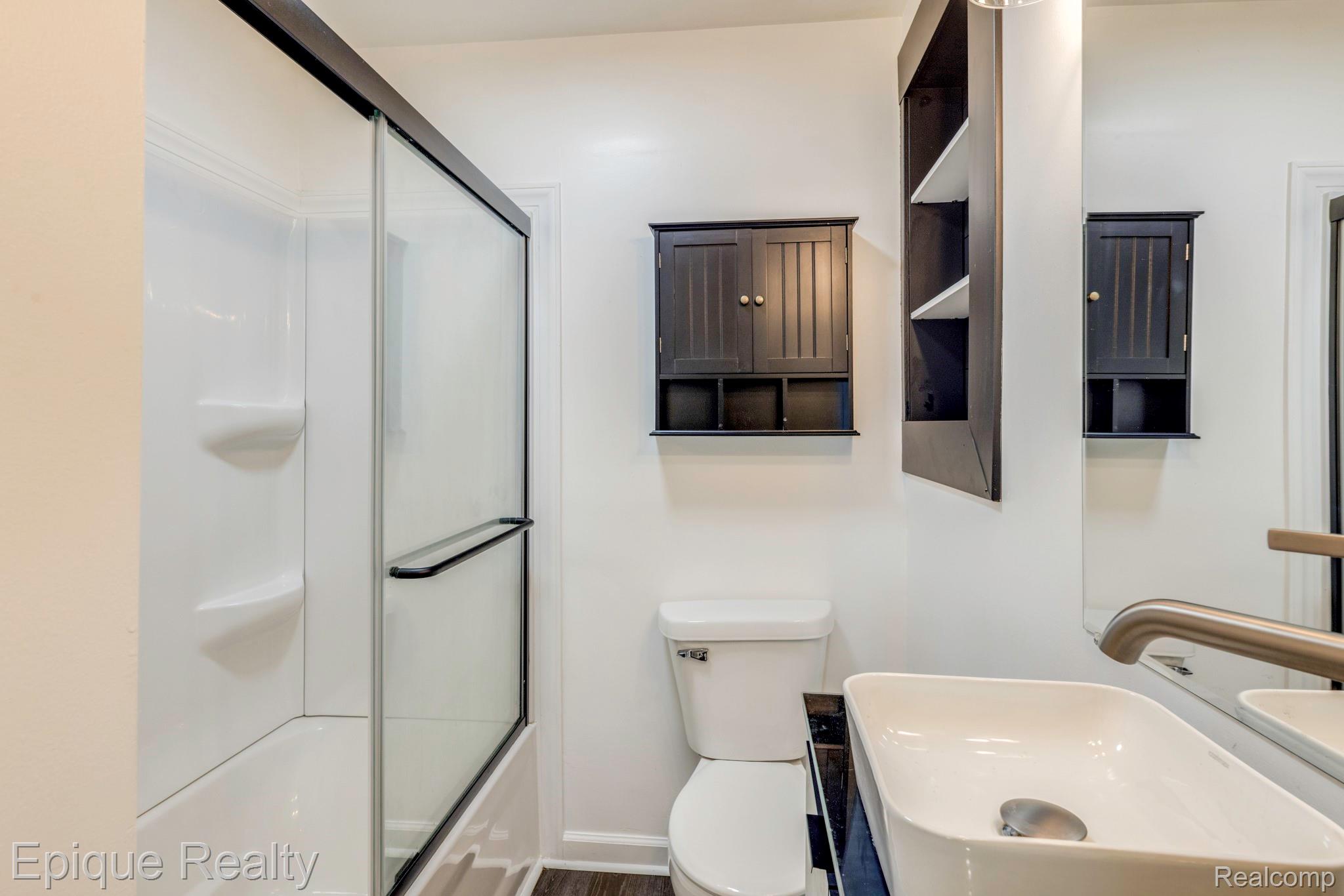 11110 Davison Road Davison, MI 48423 - Photo 23 of 65 Bathroom with toilet and enclosed tub / shower combo
