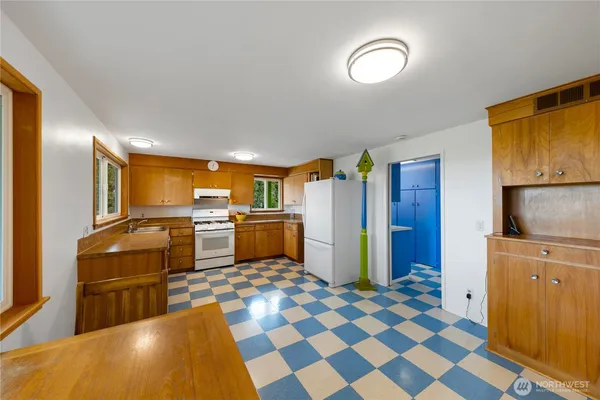 $600,000 | 16005 Laconner Whitney Road, La Conner, WA 98257