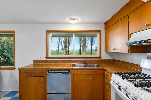 $600,000 | 16005 Laconner Whitney Road, La Conner, WA 98257