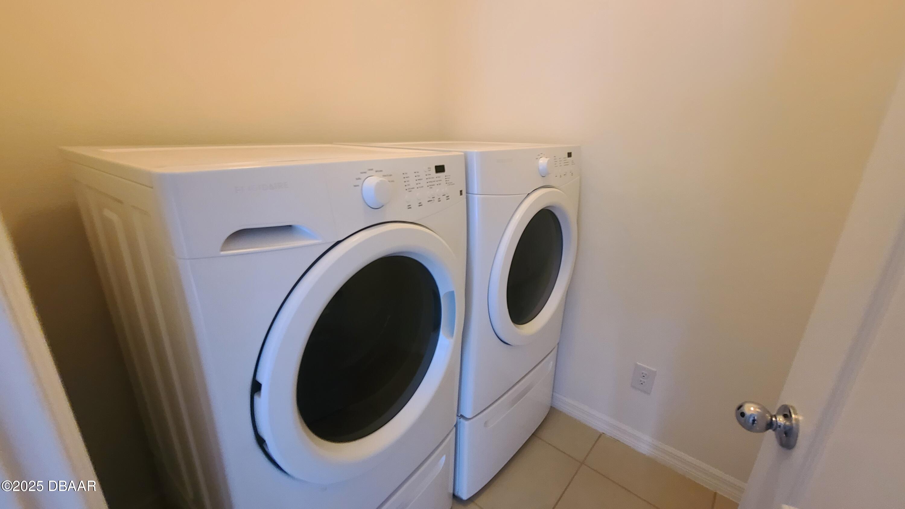 5296 Bear Corn Run Port Orange, FL 32128 - Photo 23 of 31 a utility room with dryer and washer