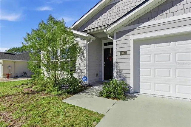 a view of a house with backyard and garden