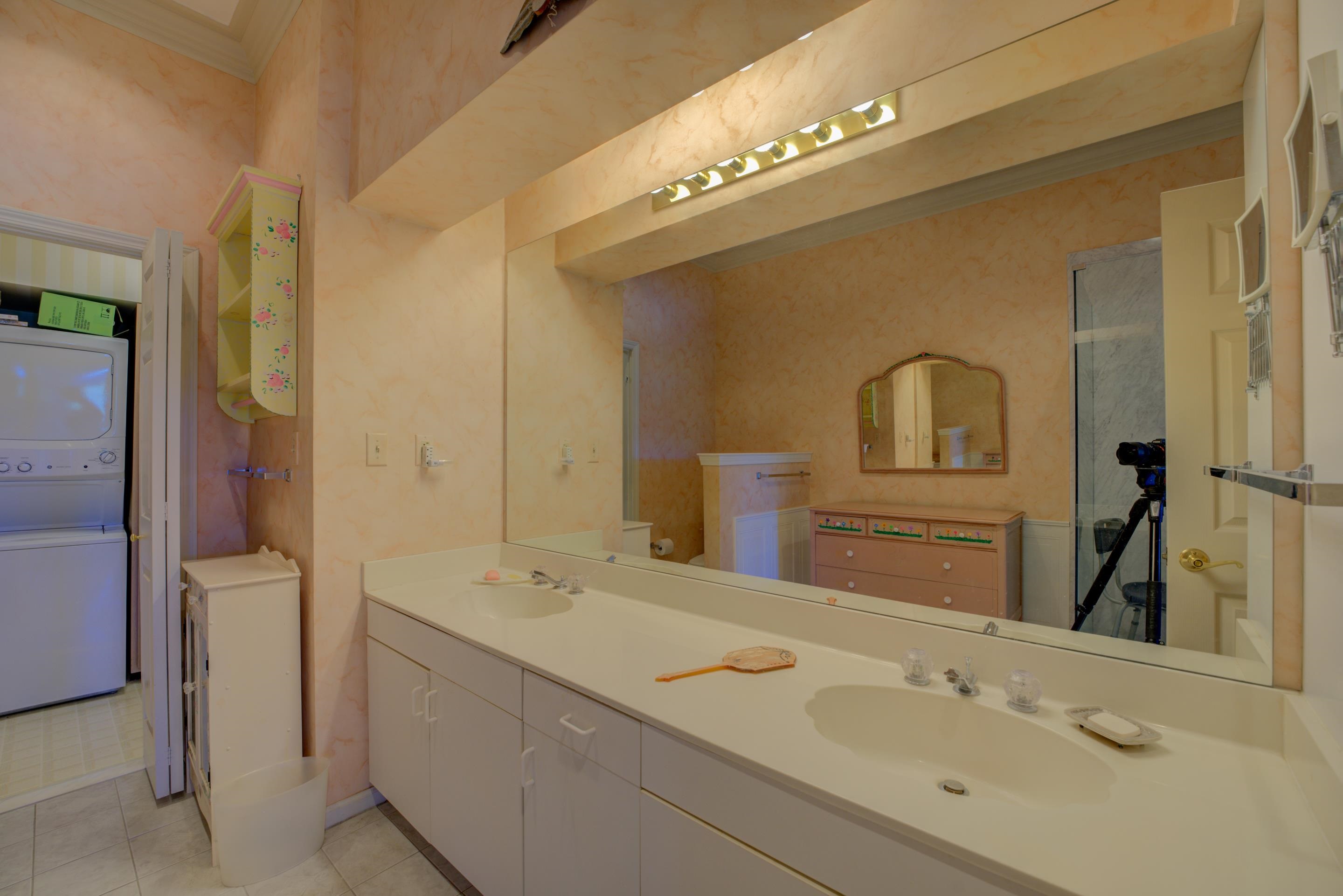 405 South Perkins Road, Unit 450 Memphis, TN 38117 - Photo 12 of 28 a bathroom with a sink vanity and mirror