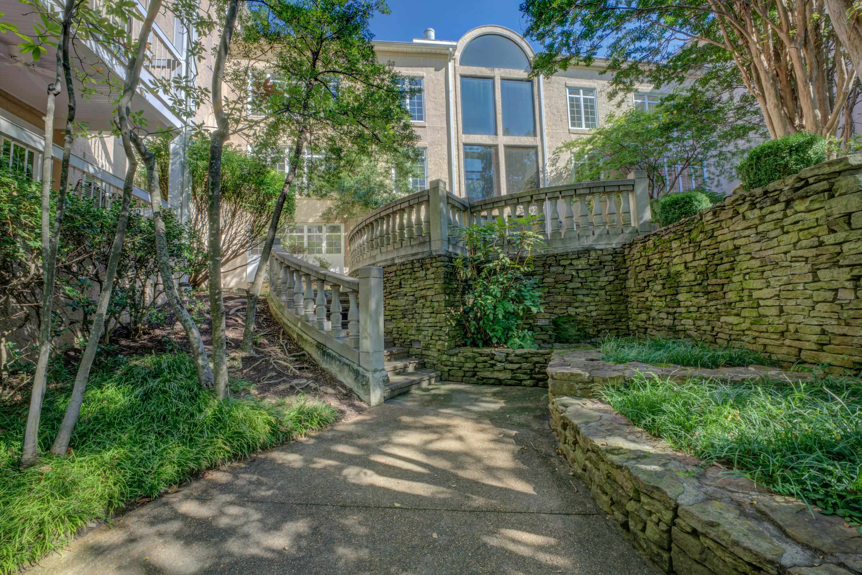 405 South Perkins Road, Unit 450 Memphis, TN 38117 - Photo 26 of 28 a front view of a house with a yard