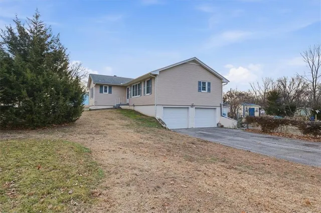 $280,000 | 205 West Olive Street, Raymore, MO 64083