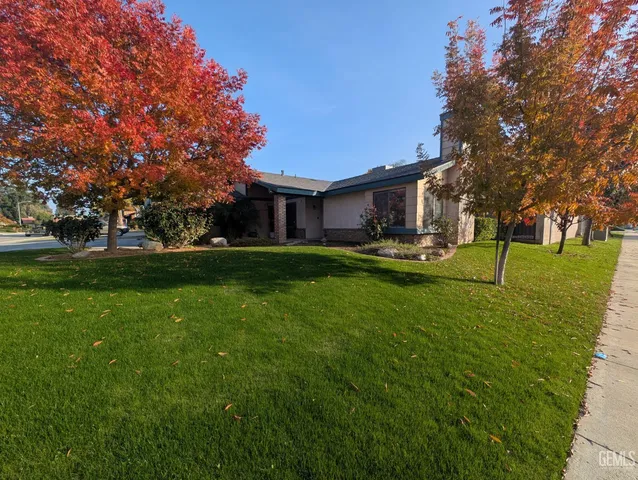 a view of a house with a big yard