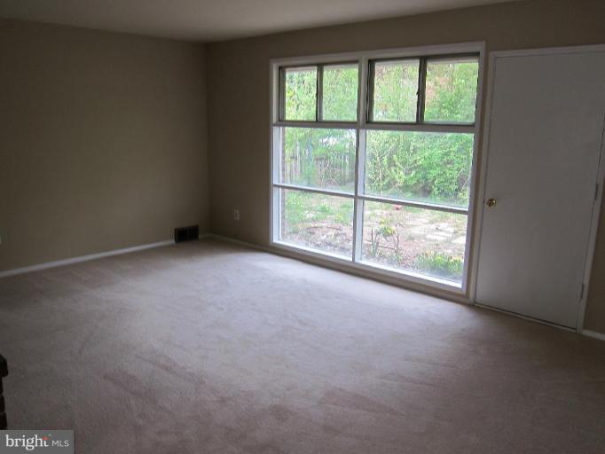 6205 Julian Street Springfield, VA 22150 - Photo 2 of 8 Living Room