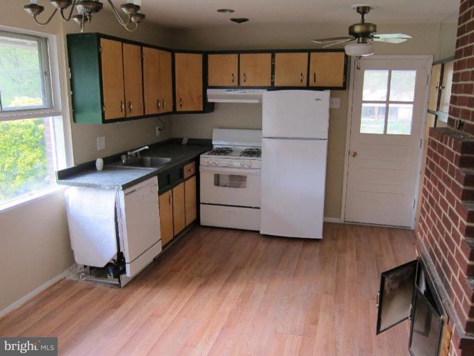 6205 Julian Street Springfield, VA 22150 - Photo 6 of 8 Kitchen