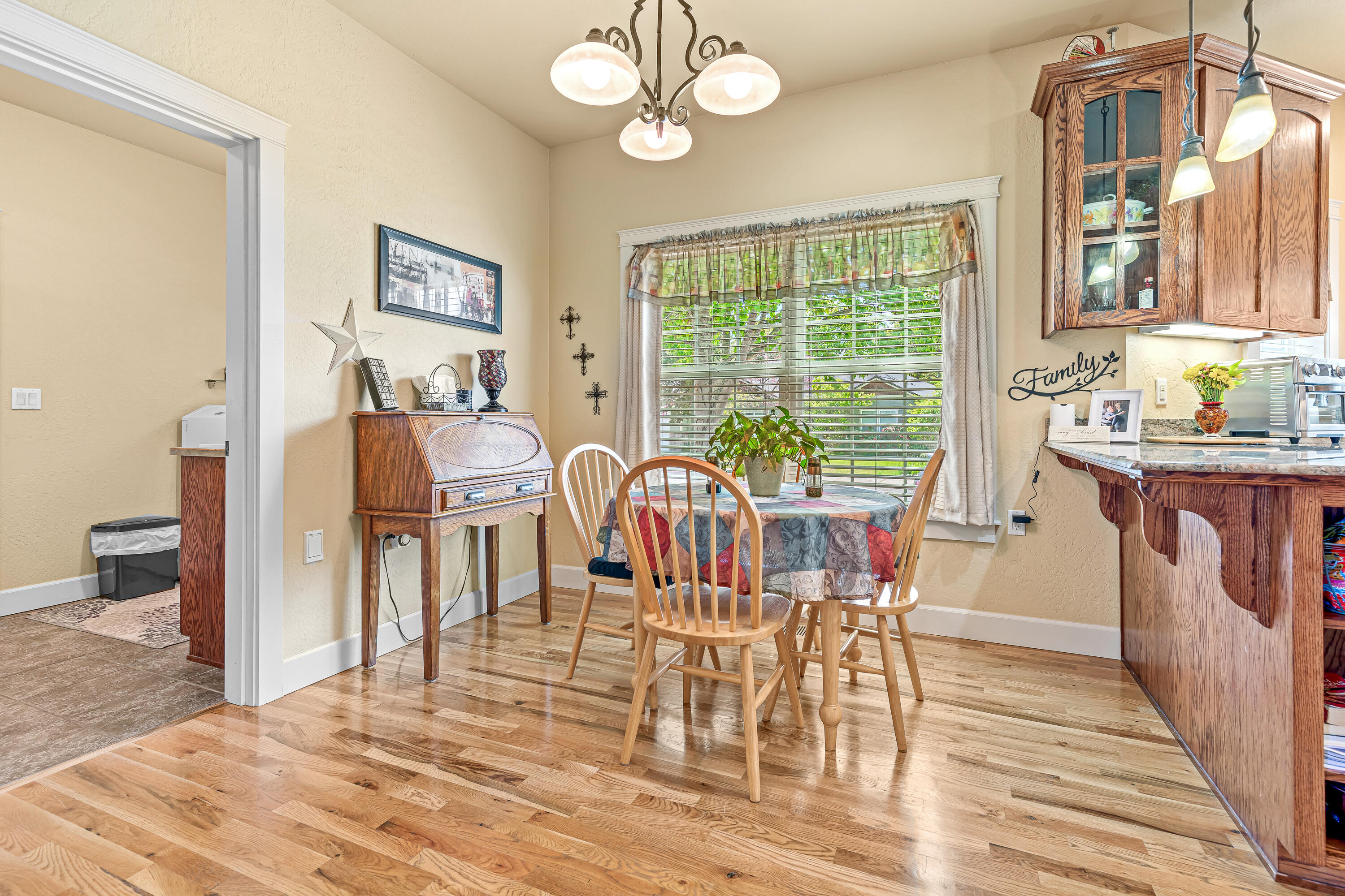 8 Falling Leaf Lane Eagle Point, OR 97524 - Photo 25 of 73 Breakfast Nook