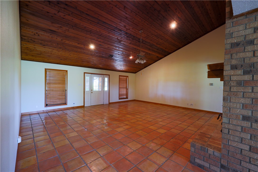 16403-16515 Macey Road Hearne, TX 77859 - Photo 22 of 46 Living Room