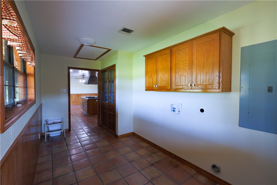 16403-16515 Macey Road Hearne, TX 77859 - Photo 35 of 46 Laundry area / Pantry