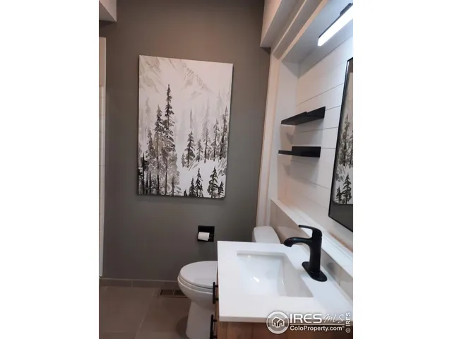 a view of residential houses with outdoor space