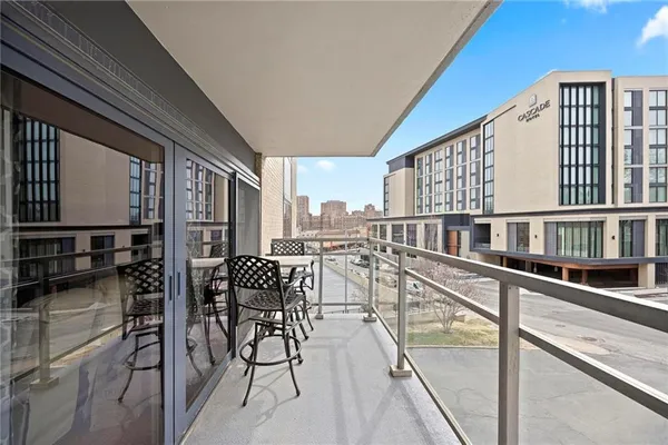 $374,500 | 4545 Wornall Road, Unit 102, Kansas City, MO 64111