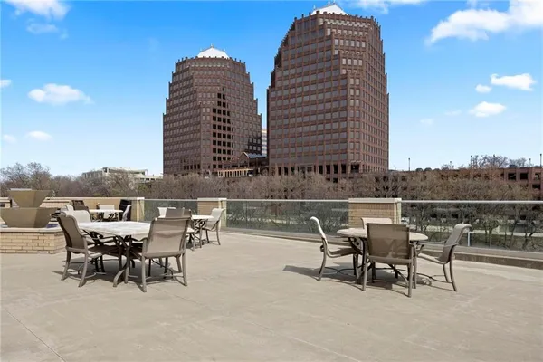 $374,500 | 4545 Wornall Road, Unit 102, Kansas City, MO 64111