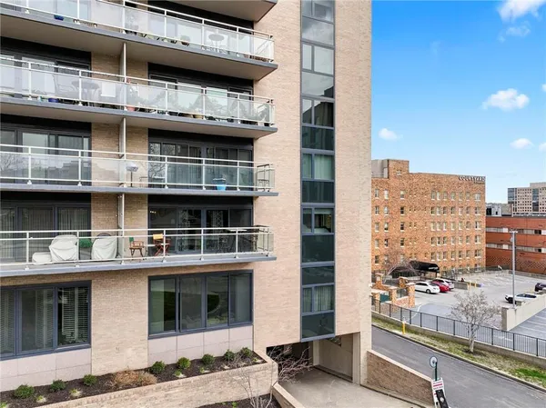 $374,500 | 4545 Wornall Road, Unit 102, Kansas City, MO 64111