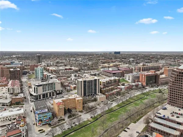 $374,500 | 4545 Wornall Road, Unit 102, Kansas City, MO 64111