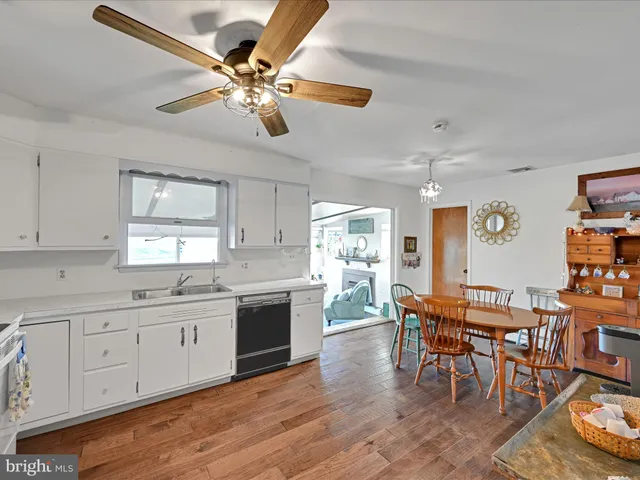 a view of a kitchen and dining room