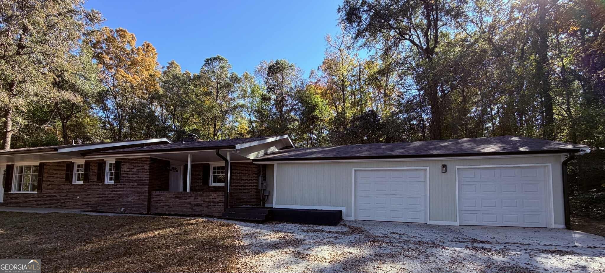 126 Waterfront Way Warner Robins, GA 31093 - Photo 2 of 60 a backyard of a house