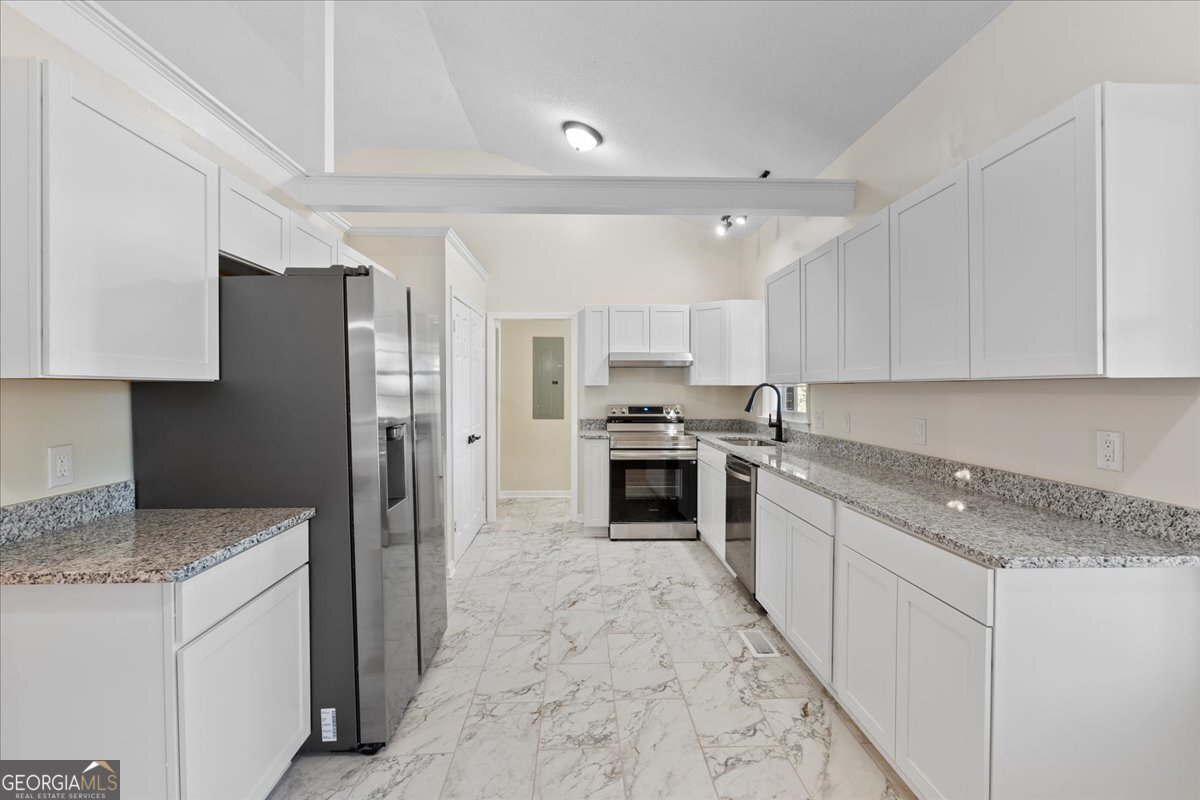 126 Waterfront Way Warner Robins, GA 31093 - Photo 34 of 60 a kitchen with stainless steel appliances granite countertop a refrigerator stove and sink