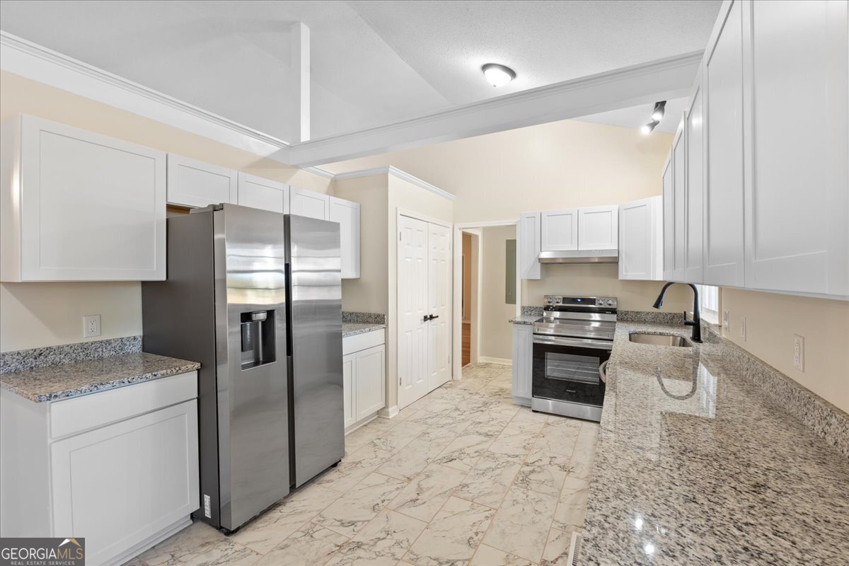 126 Waterfront Way Warner Robins, GA 31093 - Photo 35 of 60 a kitchen with stainless steel appliances granite countertop a refrigerator stove and sink