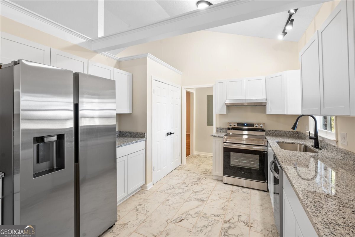 126 Waterfront Way Warner Robins, GA 31093 - Photo 37 of 60 a kitchen with stainless steel appliances granite countertop a refrigerator stove and sink